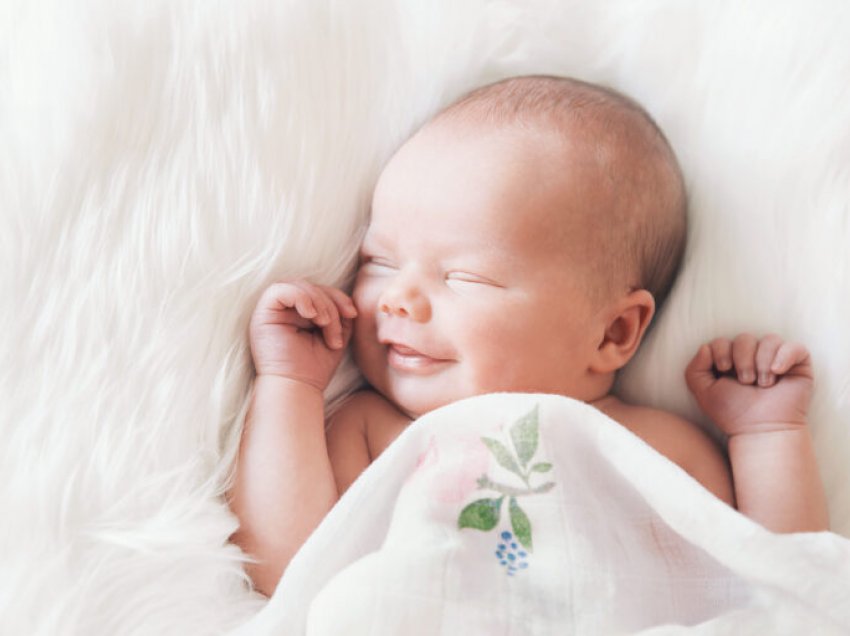 Pse foshnjet qeshin gjatë gjumit?