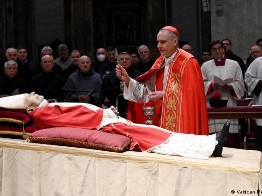 Mijëra besimtarë dhe turistë i japin lamtumirën Papa Benediktit XVI