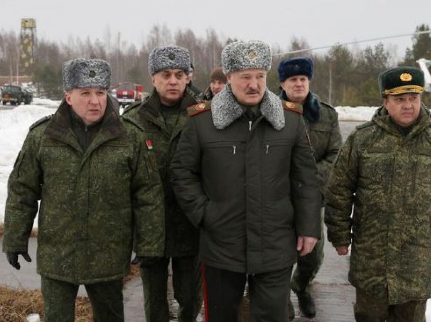 Lukashenko viziton bazën ushtarake ruse në Bjellorusi, mbikëqyr nga afër stërvitjen e trupave të Putinit