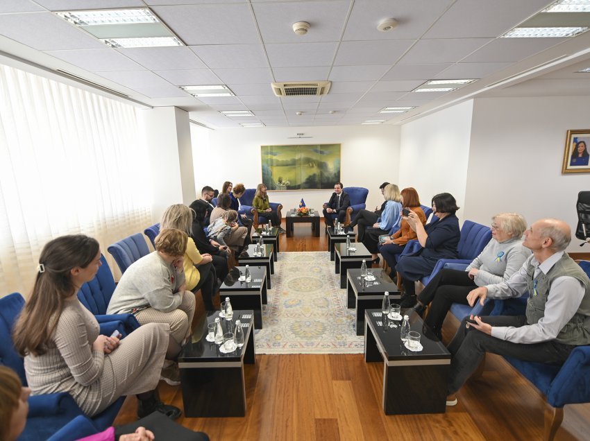 Kryeministri Kurti takoi gazetarët ukrainas në Kosovë