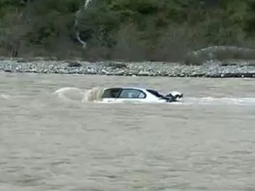 E rëndë/ Makina bie në lumin Shkumbin, zbardhen detajet