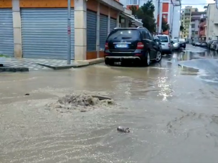 Reshje shiu në Lezhë, mbushen me ujë rrugët e qytetit