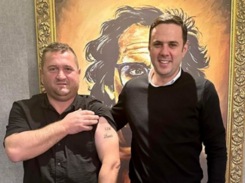 Qytetari bën tatuazh me akronimin LDK dhe emrin e kryetarit