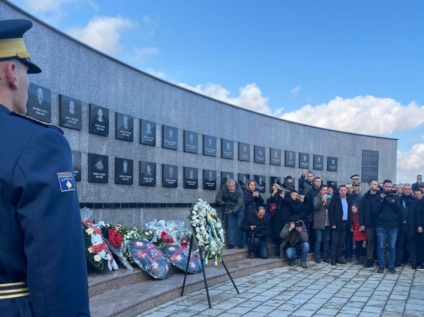 Ambasadori francez në Kosovë përkujton masakrën e Reçakut