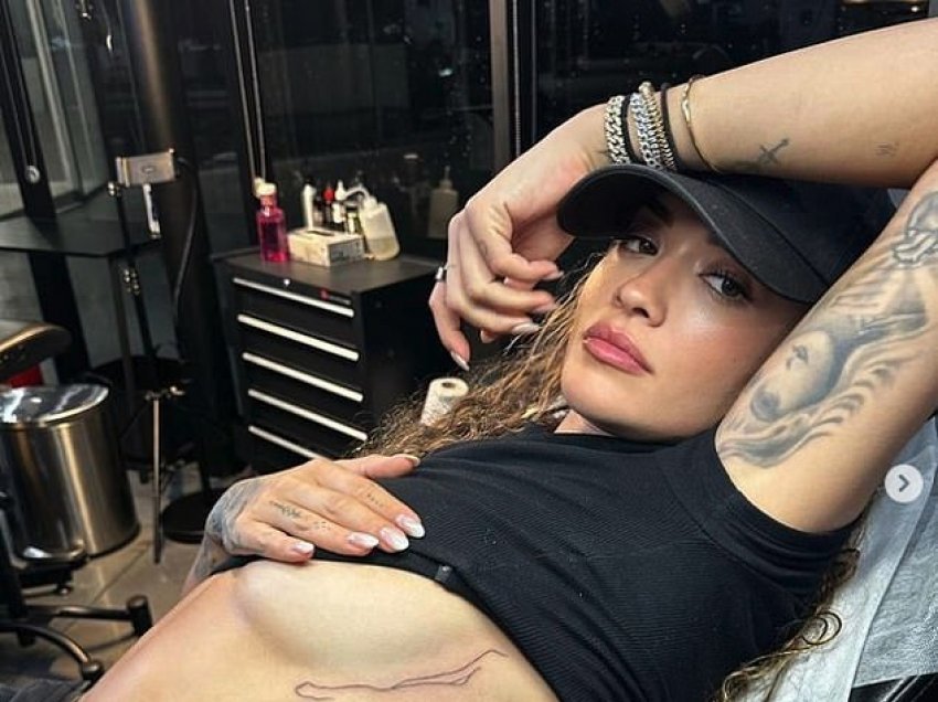 Rita Ora zbulon tatuazhin e ri afër gjoksit 