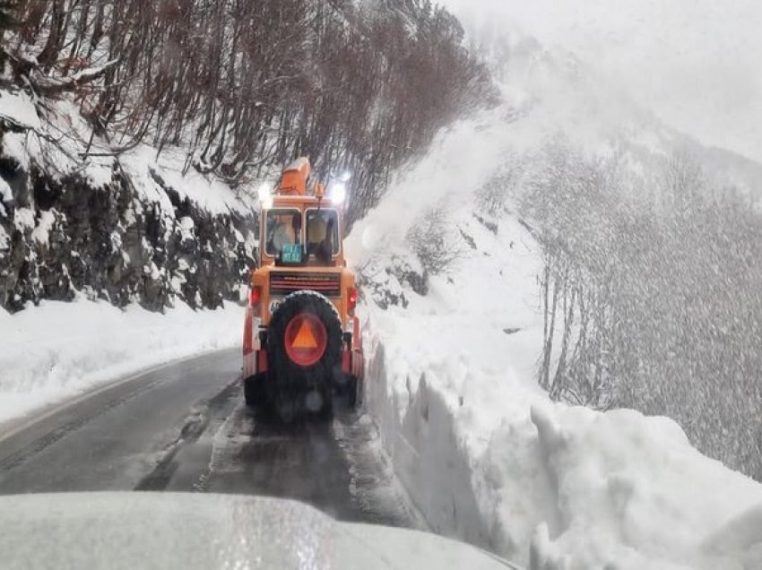 Shqipëria e mbërthyer nga reshjet e dendura të borës, ja si paraqitet situata e rrugëve