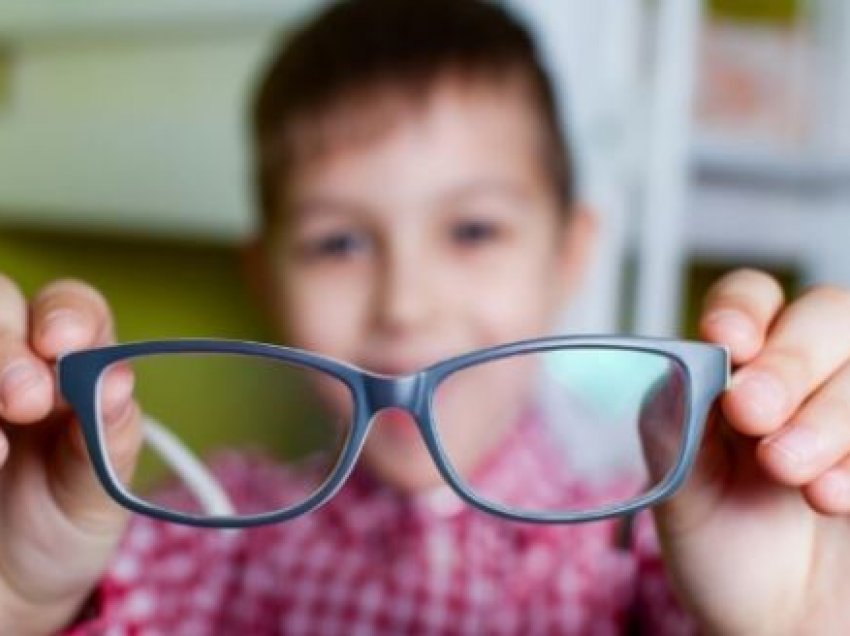 Shenjat që tregojnë se fëmija juaj ka nevojë për syze