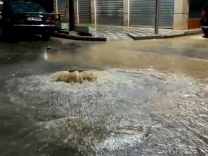 Reshjet e shiut sjellin probleme në Lezhë, uji bllokon rrugët dhe hyrjet e pallateve