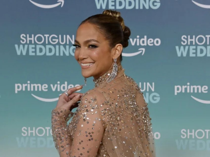 Jennifer Lopez mahnit fansat teksa vesh fustan të tejdukshëm 