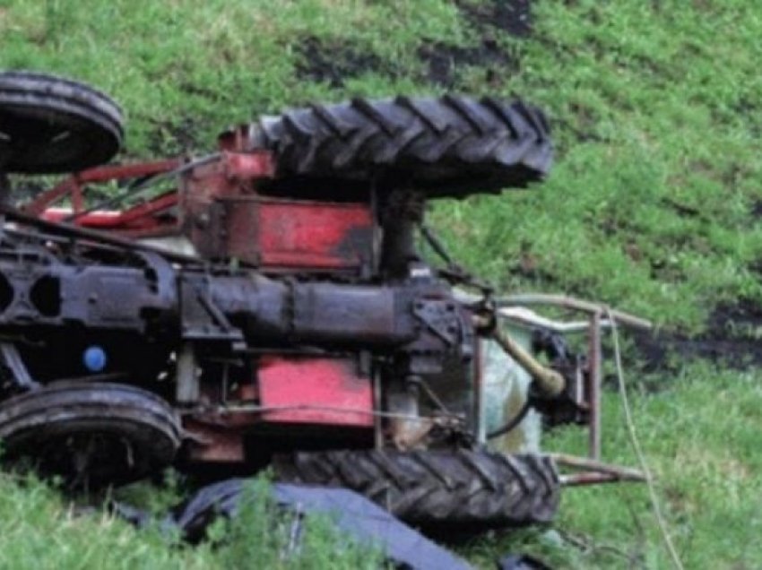 Kavadar: Duke u munduar ta tërheq një makinë me traktor, humb kontrollin dhe vdes shoferi