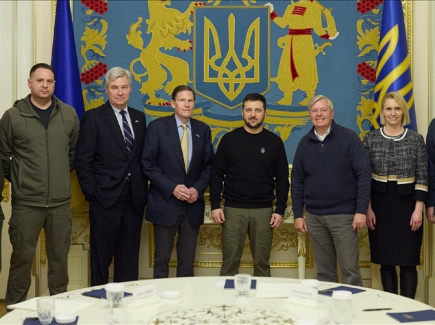 Senatorët amerikanë vizitojnë Kievin