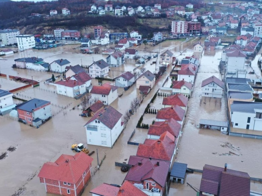 Vërshimet, nesër nuk mbahet mësim në katër shkolla të Skenderajt
