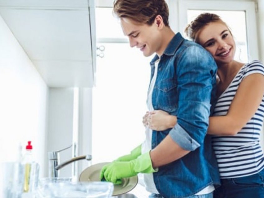 Meshkujt që ndihmojnë rreth punëve të shtëpisë kanë martesa më të lumtura