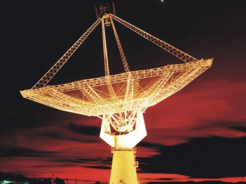 Një sinjal radio 9 miliardë vite dritë larg nga Toka është kapur nga një teleskop në Tokë