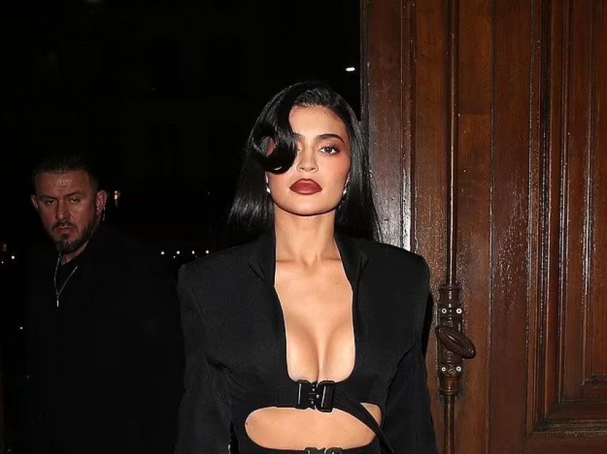 Kylie Jenner shfaq gjoksin në një fustan të zi