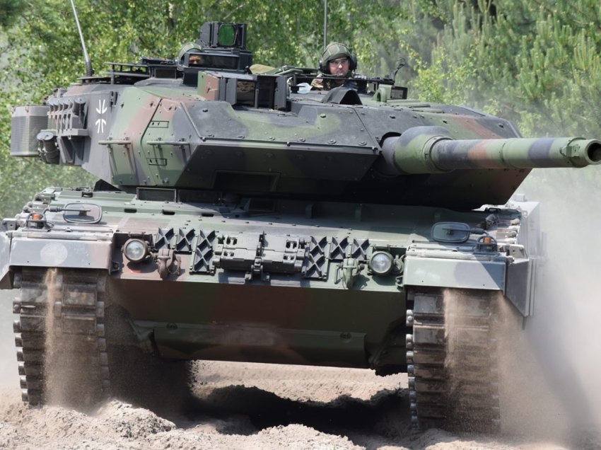 Britanikët do t’i trajnojnë ushtarët ukrainas për përdorimin e tankeve të dërguara 