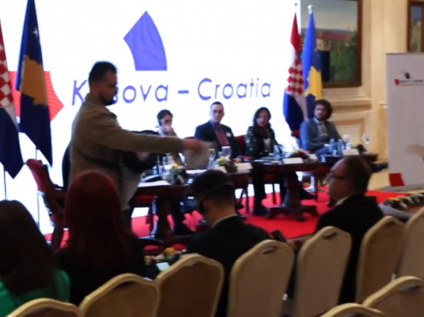 Aktivistët e PDK-së mbulojnë me dinarë të Serbisë ambasadorin Martin Berishaj