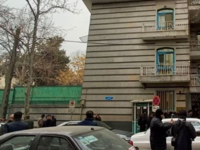 Një person qëllohet për vdekje në Ambasadën e Azerbajxhanit në Iran