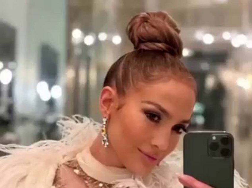 Jennifer Lopez shkëlqen me veshjen e saj në eventin e organizuar për 25 vjetorin e markës ‘Anastasia’