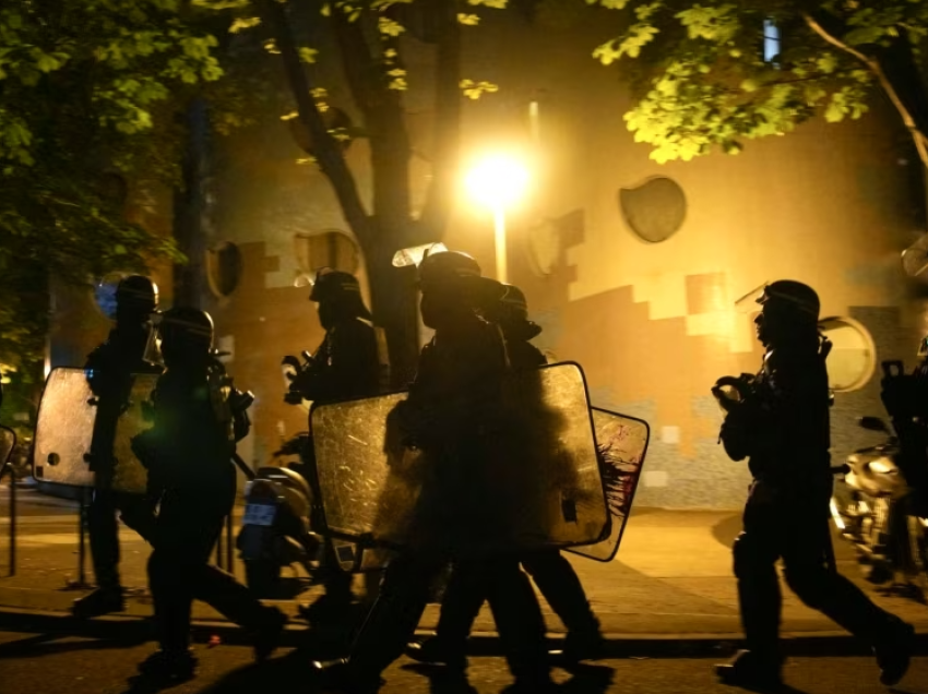 Mbi 1.300 të arrestuar brenda natës gjatë protestave në Francë