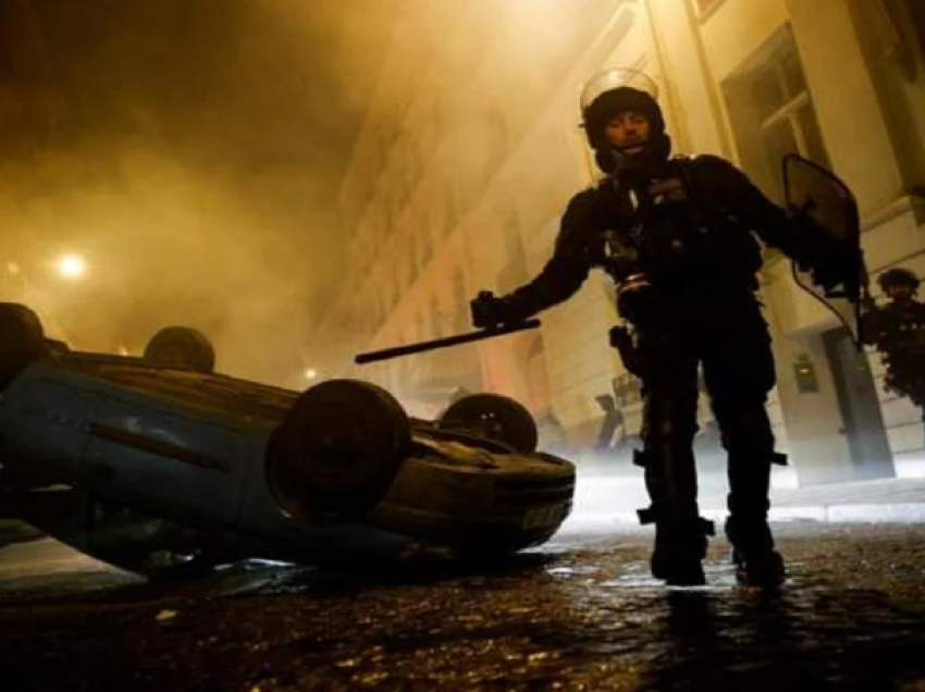 Paris/ Protestuesit sulmojnë shtëpinë e kreut të komunës, plagosen bashkëshortja dhe njëri nga fëmijët