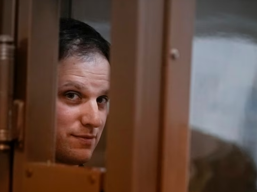 Ambasadorja amerikane në Rusi takohet me gazearin e burgosur Evan Gershkovich