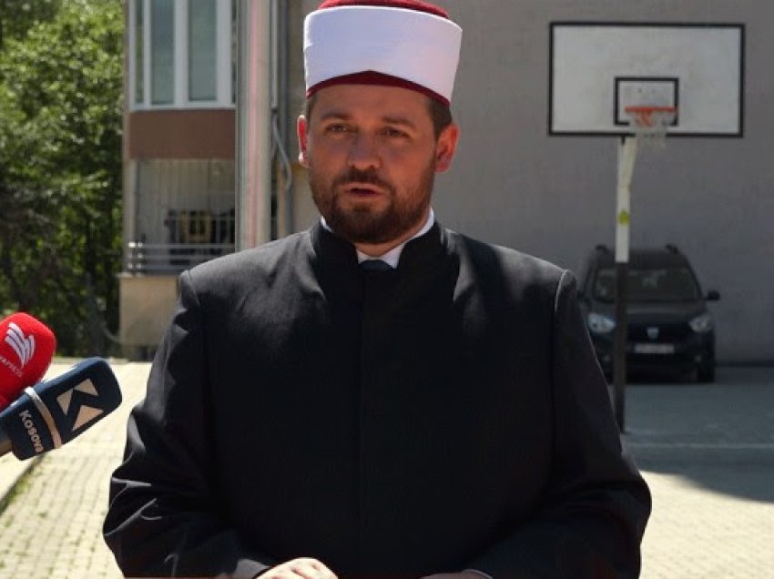 ​Ngrihet flamuri i ShBA-së në një xhami në Prishtinë, imami Maliqi: Do ta bëjmë traditë