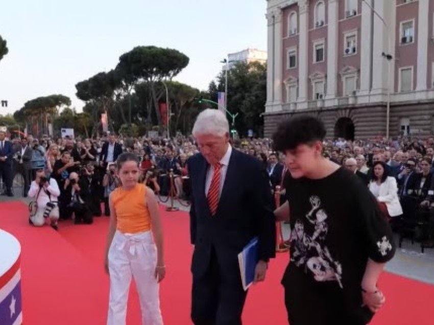 ​Rama falënderon Klintonët dhe Hilarit e Kosovës që ishin dje në ceremoni