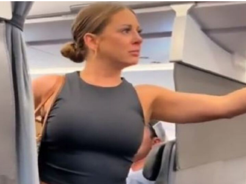 Gruaja qan dhe bërtet në avion, pretendon se një nga pasagjerët nuk ishte i vërtetë