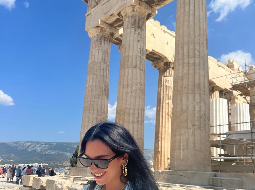 Dua Lipës i vonohet aeroplani në Greqi, shfrytëzon rastin për të vizituar Akropolisin në Athinë me të dashurin e saj