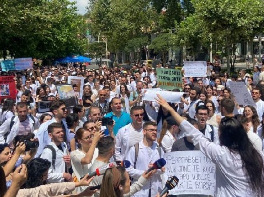 Studentët e mjekësisë në Shqipëri, kundër “pengmarrjes së diplomës” nga shteti