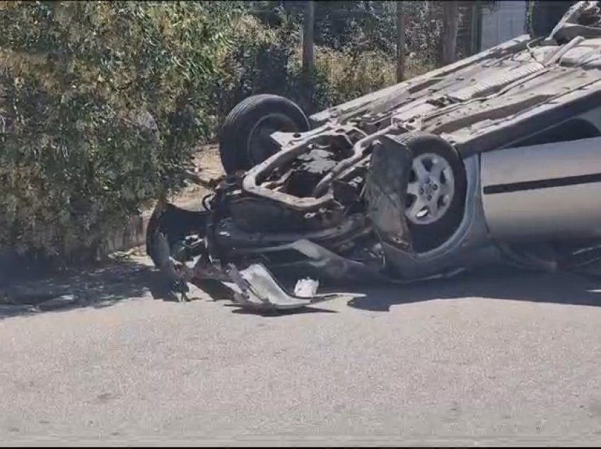 Aksident i rëndë në Vlorë, makina përplaset me pemën dhe përmbyset, plagoset shoferi