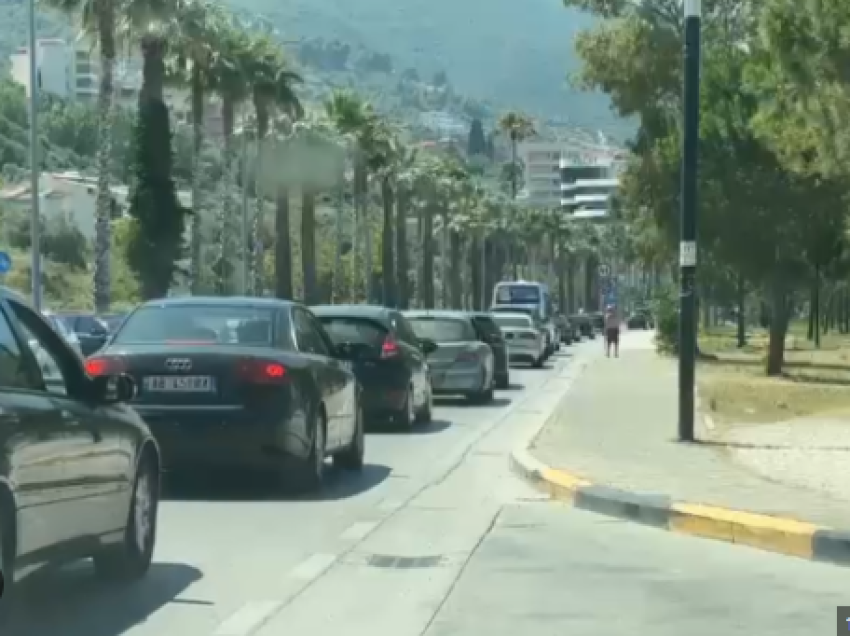 Të gjithë drejt jugut, kolona të gjata makinash në Vlorë