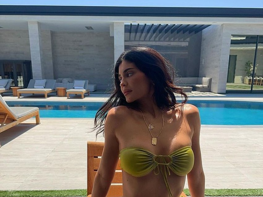 Kylie Jenner i “vë flakën” Instagramit, shfaq trupin seksi me bikini
