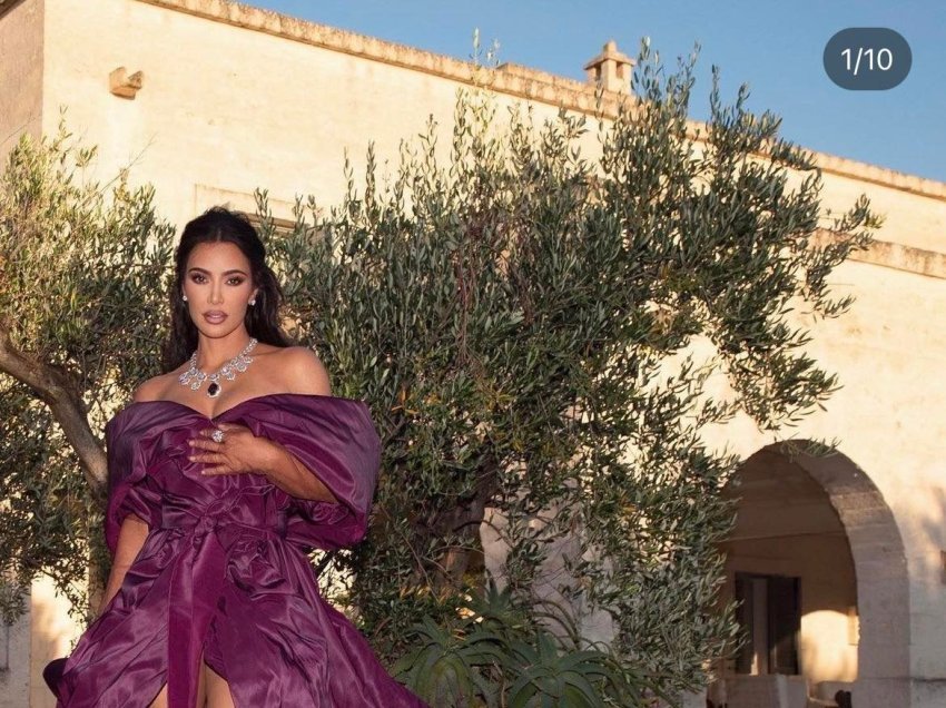 Kim Kardashian duket si një princeshë e përrallave në një shfaqje të modës