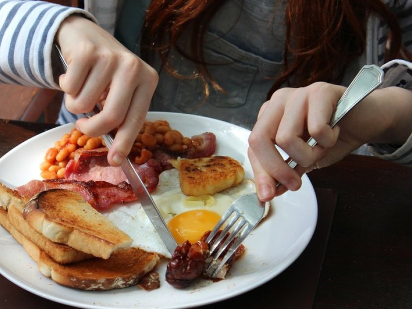 Mjekja tregon se kur duhet të hani mëngjes nëse dëshironi të humbni peshë