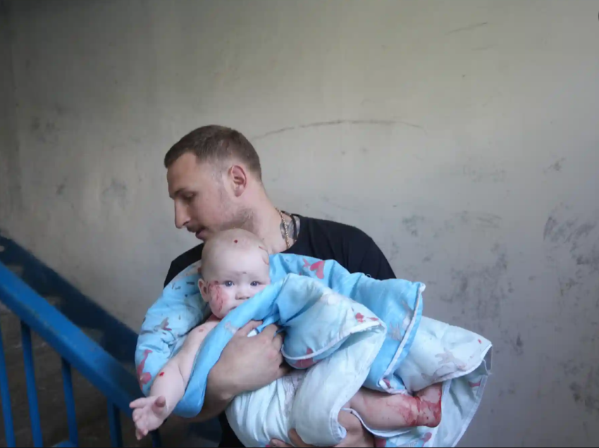 Shpëtohet një foshnje në Ukrainë