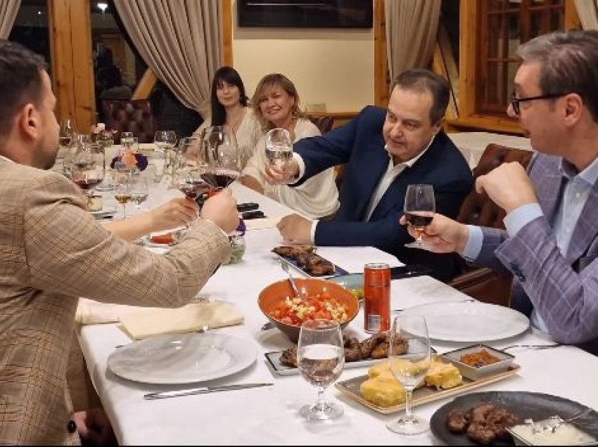 Vuçiq publikon një video nga darka me presidentin e Malit të Zi, nuk mungon alkooli dhe muzika