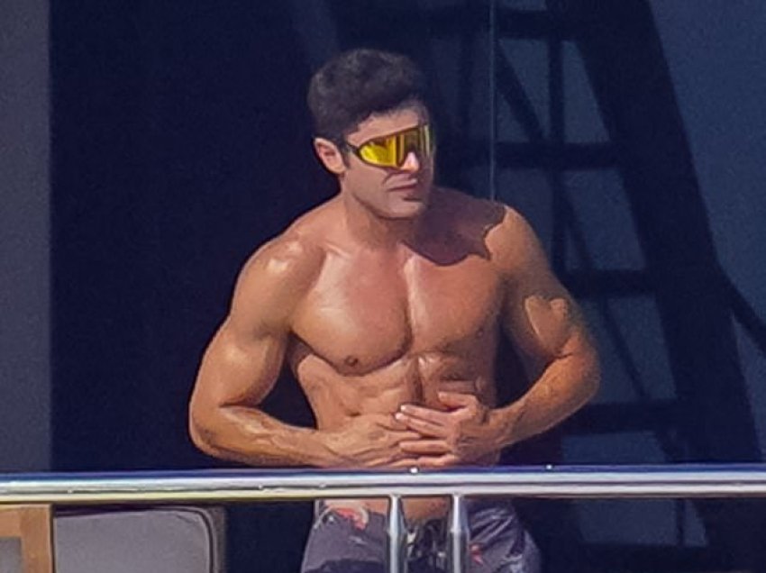 Zac Efron tregon fizikun e tij muskuloz gjatë pushimeve në Saint Tropez