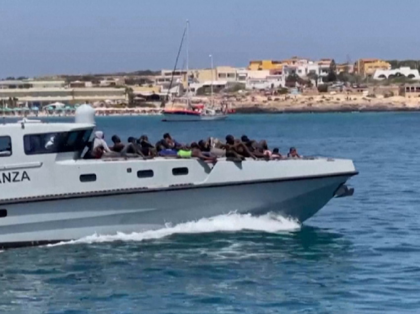 Valë e re barkash me emigrantë lundrojnë nga Tunizia drejt ishullit italian të Lampedusa