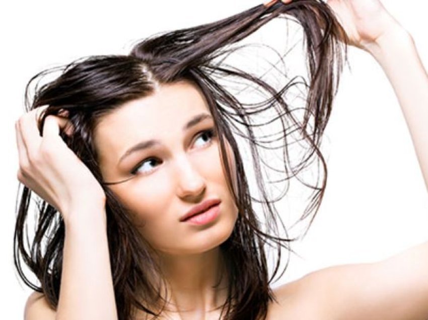 Si të parandalojmë tharjen e flokëve gjatë verës?