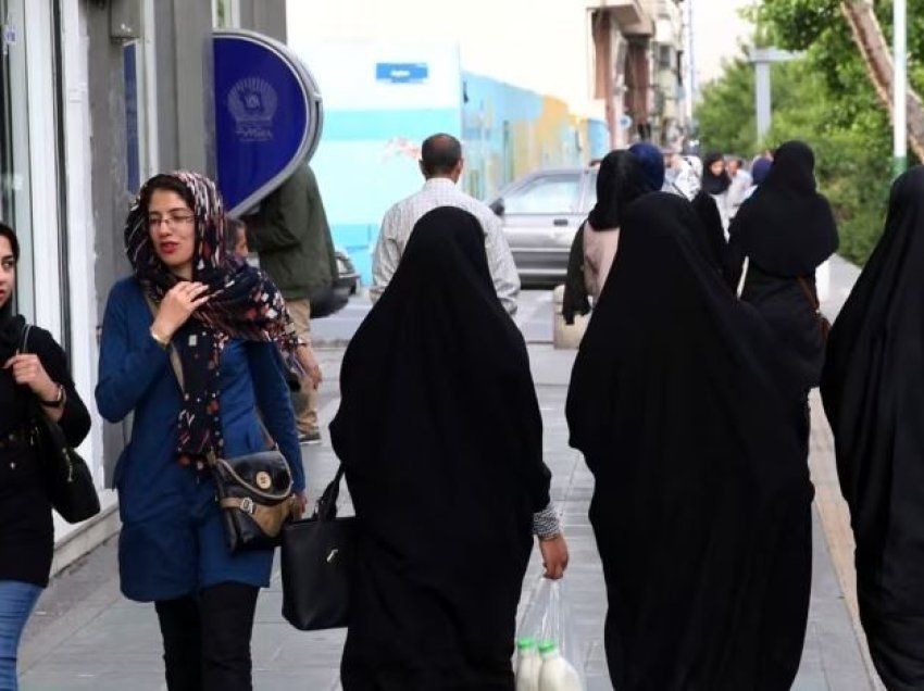 Iran: Kthehet policia e moralit, rifillon zbatimi i detyrimit për mbulimin e grave
