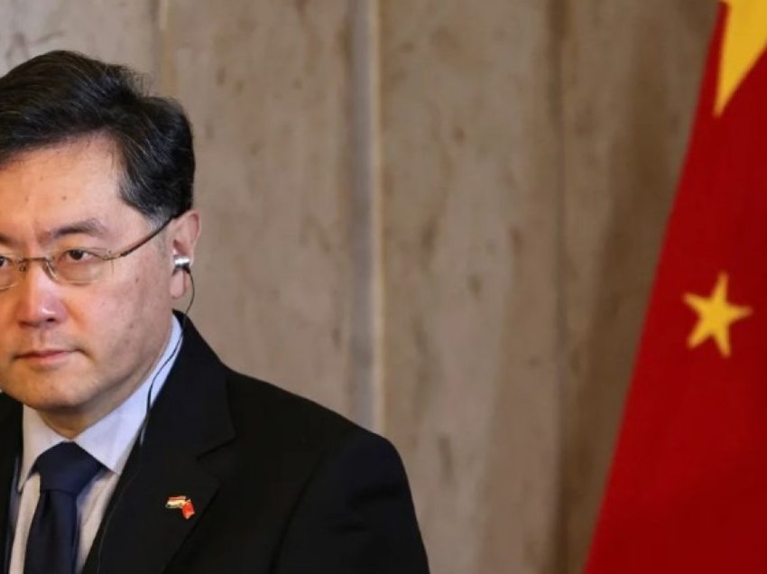 Ministri i Jashtëm i Kinës është zhdukur nga opinioni publik – mungesa e tij e zgjatur nxit spekulime rreth “fatit” të tij