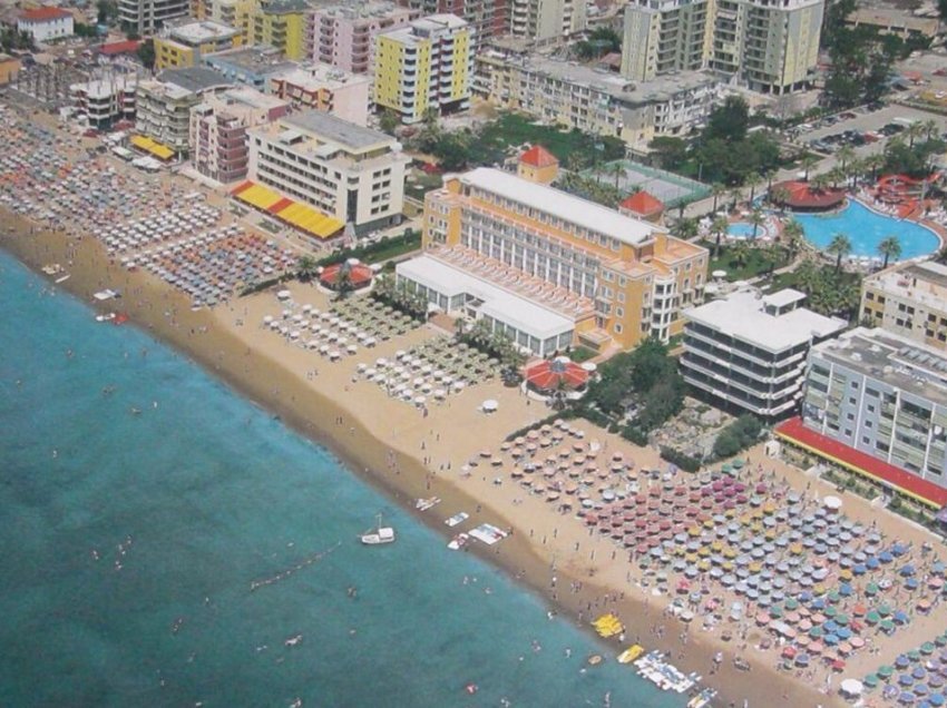 “Nga 1000 në 3000 lekë shezlongu!” Gazetarja zbulon çmimet në Durrës