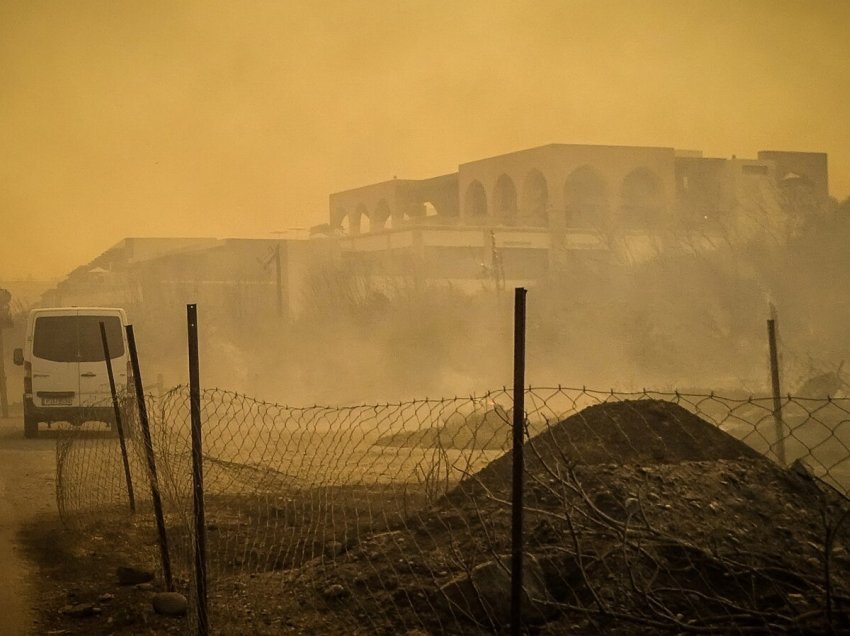 Greqia frikohet se erërat e forta do t’i përhapin flakët mes evakuimeve në Rodos