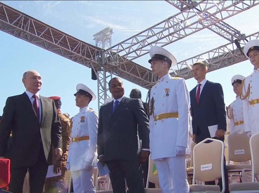 Vladimir Putin merr pjesë në paradën e Ditës së Marinës