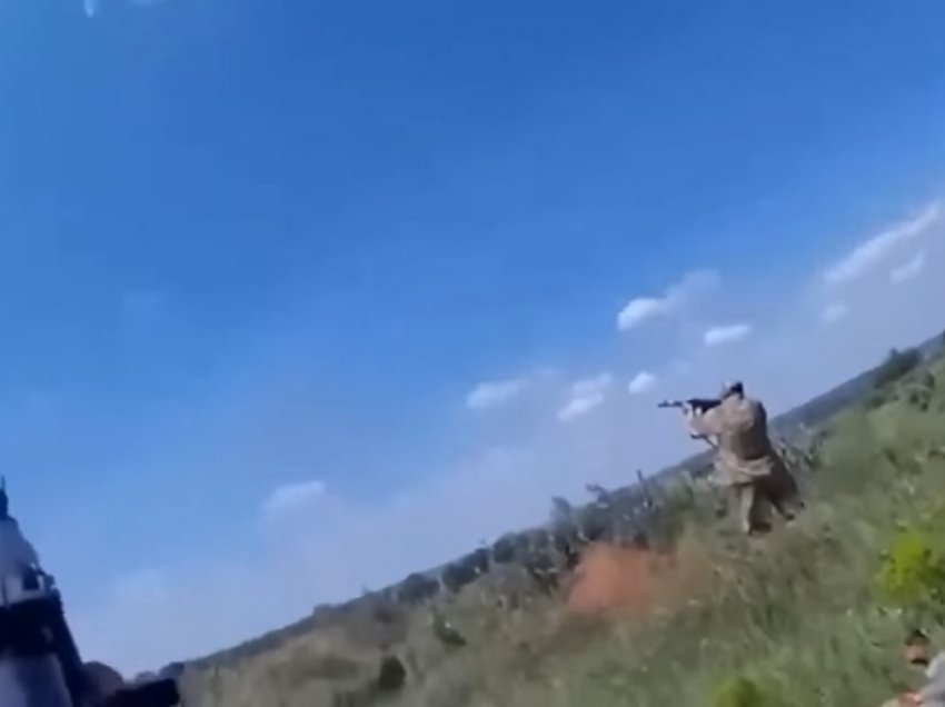 Ushtarët ukrainas arrijnë të rrëzojnë dronin rus, duke e qëlluar vetëm me pushkë automatike