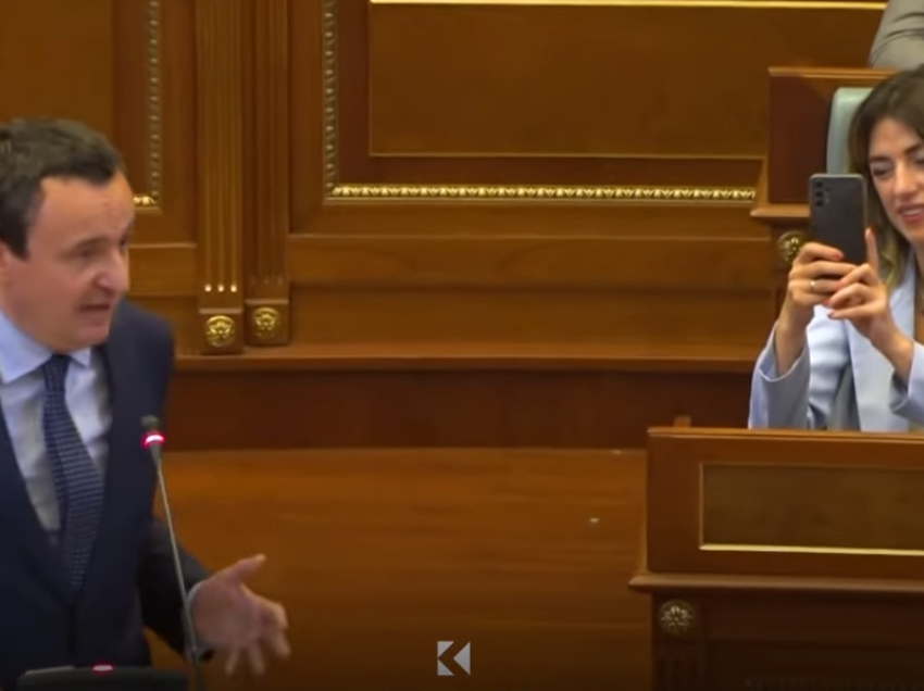 Ministrja Haxhiu “mburret” me Kurtin, i bën foto gjatë fjalimit e buzëqesh