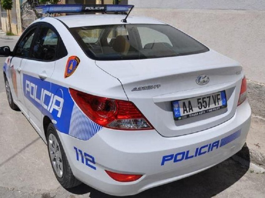 Përfshihet nga flakët automjeti në autostradën Tiranë-Durrës, dalin detajet e para