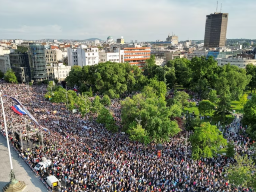 Dhjetëra mijëra veta në protestën antiqeveritare në Serbi